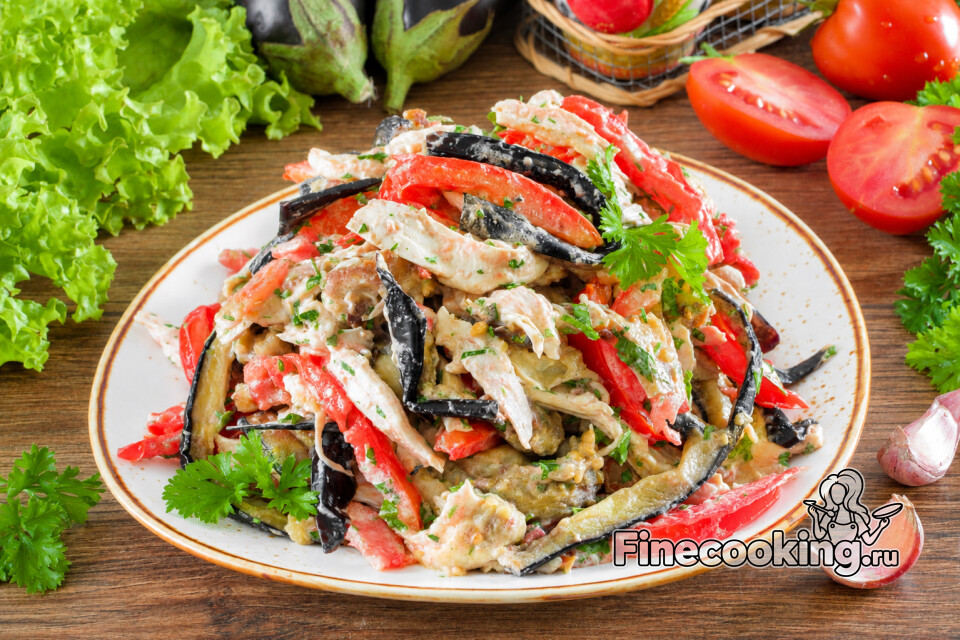 Салат с баклажанами, курицей и помидорами