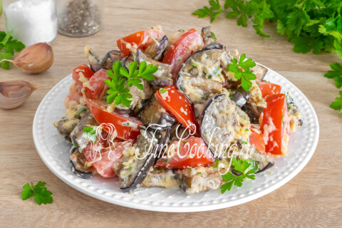 Готовое блюдо: Салат с баклажанами, помидорами и сыром