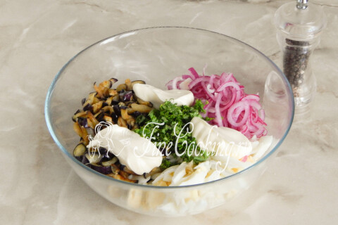 Салат с баклажанами, яйцом и маринованным луком. Шаг 14