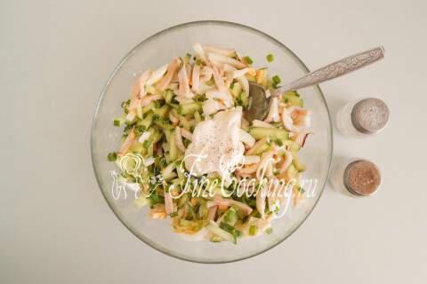 Салат с кальмарами, огурцом и яйцом. Шаг 11