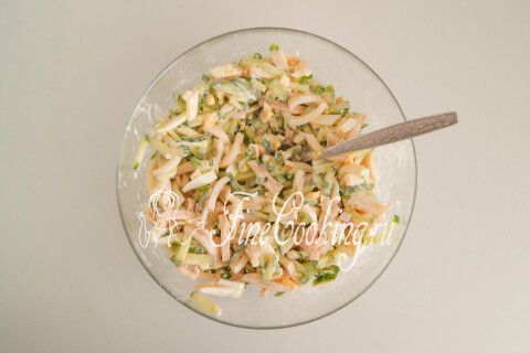 Салат с кальмарами, огурцом и яйцом. Шаг 12