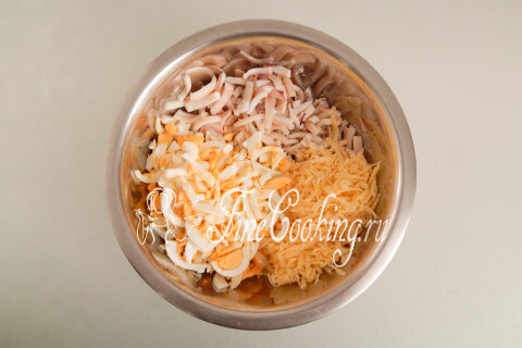 Салат с кальмарами, яйцом и сыром. Шаг 7