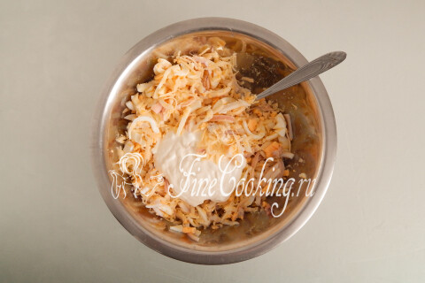 Салат с кальмарами, яйцом и сыром. Шаг 10