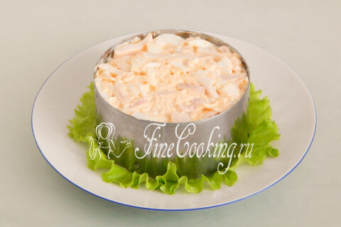 Салат с кальмарами, яйцом и сыром. Шаг 12