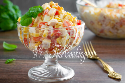 Готовое блюдо: Салат с копченой курицей и помидорами