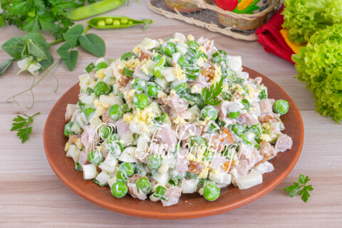Готовое блюдо: Салат с копченой курицей, горошком, огурцом и яйцами