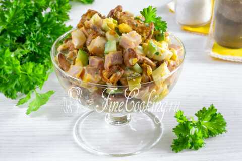 Готовое блюдо: Салат с копченой курицей, грибами и огурцами
