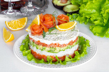 Салат с красной рыбой и авокадо слоями