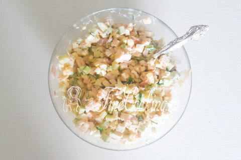 Салат с креветками, кальмарами, огурцом и яйцами. Шаг 15