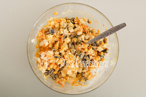 Салат с курицей, грибами и кукурузой. Шаг 11