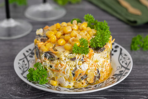 Готовое блюдо: Салат с курицей, грибами и кукурузой