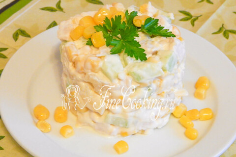Готовое блюдо: Салат с курицей, ананасами и кукурузой