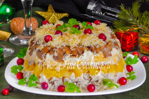 Готовое блюдо: Салат с курицей, ананасами, сыром и грецкими орехами