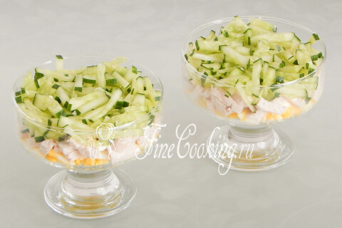 Салат с курицей, черносливом, орехами и яйцами (слоями). Шаг 11
