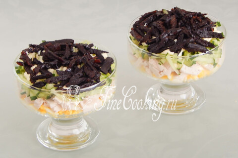 Салат с курицей, черносливом, орехами и яйцами (слоями). Шаг 12