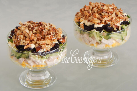 Салат с курицей, черносливом, орехами и яйцами (слоями). Шаг 13