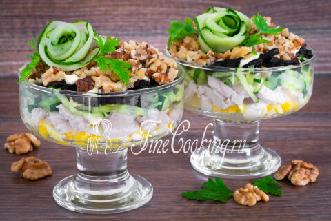Готовое блюдо: Салат с курицей, черносливом, орехами и яйцами (слоями)