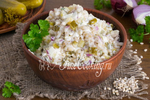 Готовое блюдо: Салат с курицей, огурцами, яйцом и перловкой