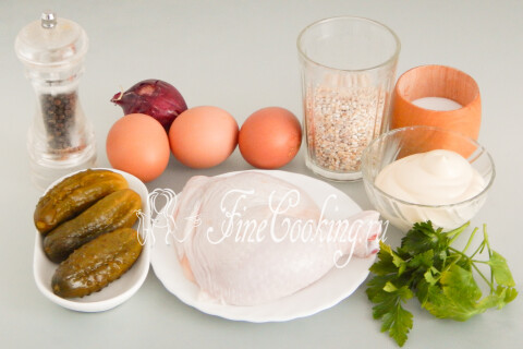 Салат с курицей, огурцами, яйцом и перловкой. Шаг 1