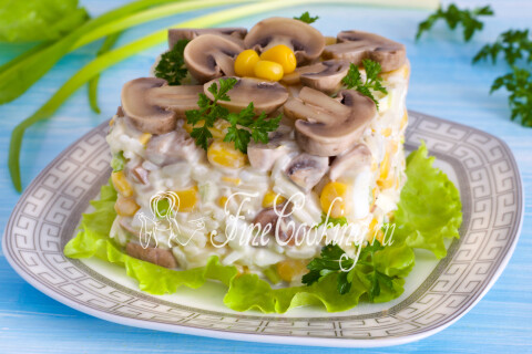 Готовое блюдо: Салат с маринованными шампиньонами и кукурузой