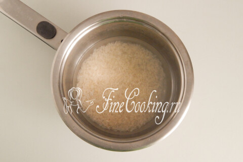 Салат с мидиями, рисом, яйцами и огурцом. Шаг 2