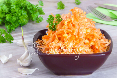 Готовое блюдо: Салат с морковью, сыром и чесноком
