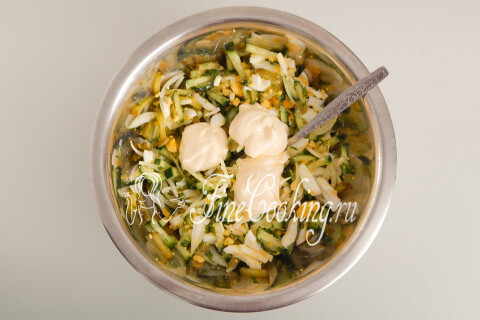 Салат с огурцами и яйцами. Шаг 10