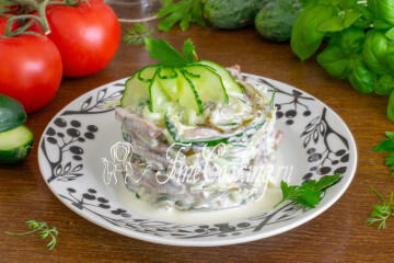 Салат с огурцами и языком