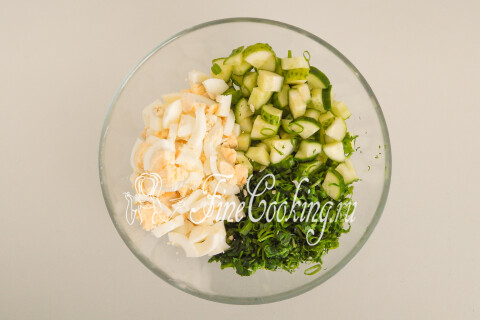 Салат с огурцом, яйцом и крапивой. Шаг 11