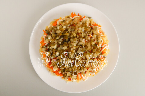 Салат с печенью и огурцами Крокусы. Шаг 15