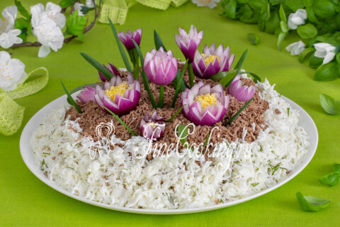 Готовое блюдо: Салат с печенью и огурцами Крокусы