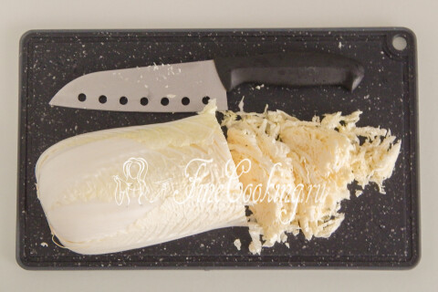 Салат с пекинской капустой и печенью трески. Шаг 3