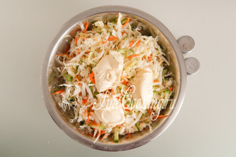 Салат с пекинской капустой и печенью трески. Шаг 8
