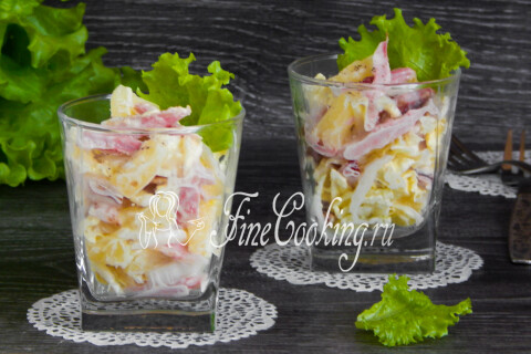 Готовое блюдо: Салат с пекинской капустой, копченой курицей и ананасами
