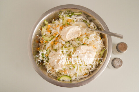 Салат с пекинской капустой, кукурузой и огурцом. Шаг 7