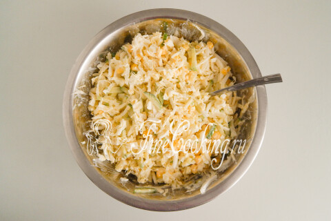 Салат с пекинской капустой, кукурузой и огурцом. Шаг 8