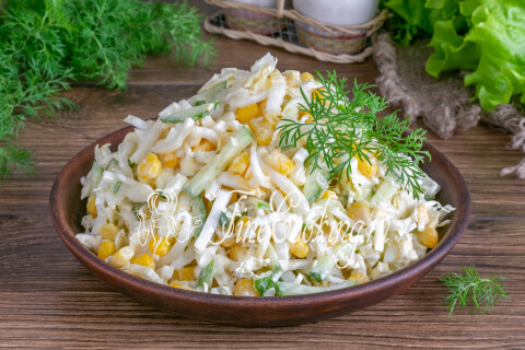 Готовое блюдо: Салат с пекинской капустой, кукурузой и огурцом