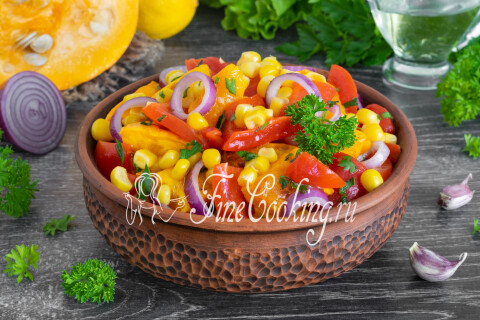 Готовое блюдо: Салат с перцем, кукурузой и тыквой