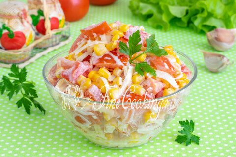 Готовое блюдо: Салат с помидорами, кукурузой и сыром