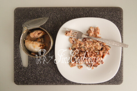 Салат с рыбными консервами и рисом. Шаг 7