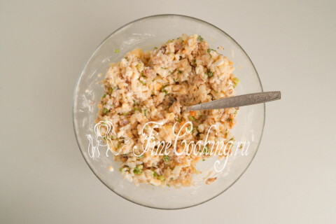 Салат с рыбными консервами и рисом. Шаг 13