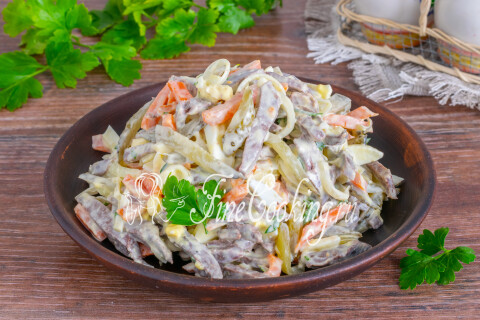 Готовое блюдо: Салат с сердцем и солеными огурцами