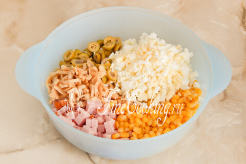 Салат с ветчиной, шампиньонами и кукурузой. Шаг 6