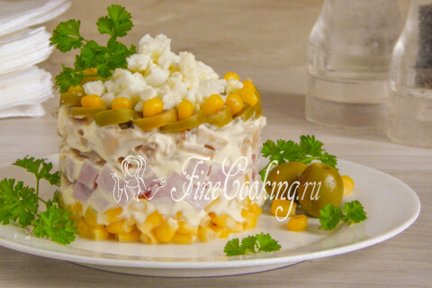 Готовое блюдо: Салат с ветчиной, шампиньонами и кукурузой
