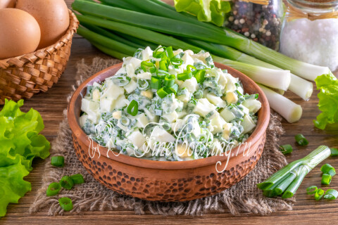 Салат с яйцом и зеленым луком — простой домашний рецепт из самых доступных продуктов