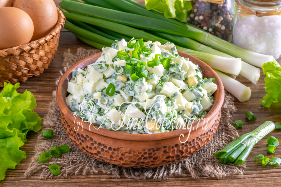 Салат с яйцом и зеленым луком — готовое блюдо