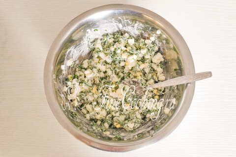 Салат с яйцом и зеленым луком. Шаг 7