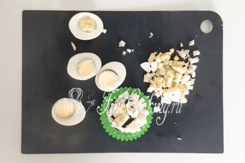 Салат с яйцом, огурцом и зеленым луком. Шаг 5