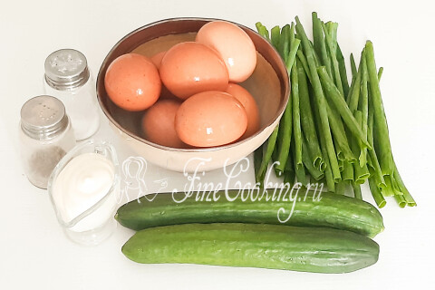 Салат с яйцом, огурцом и зеленым луком. Шаг 1
