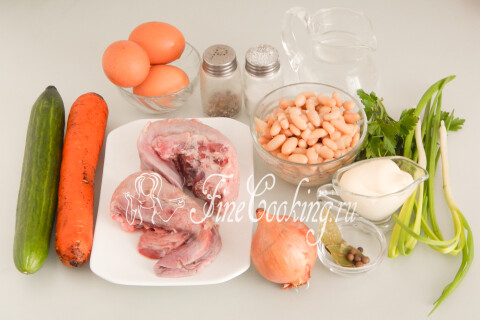 Салат с языком, фасолью и огурцом. Шаг 1